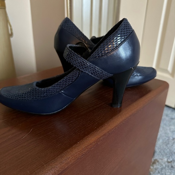 Rosolli Navy Heels - Picture 11 of 11
